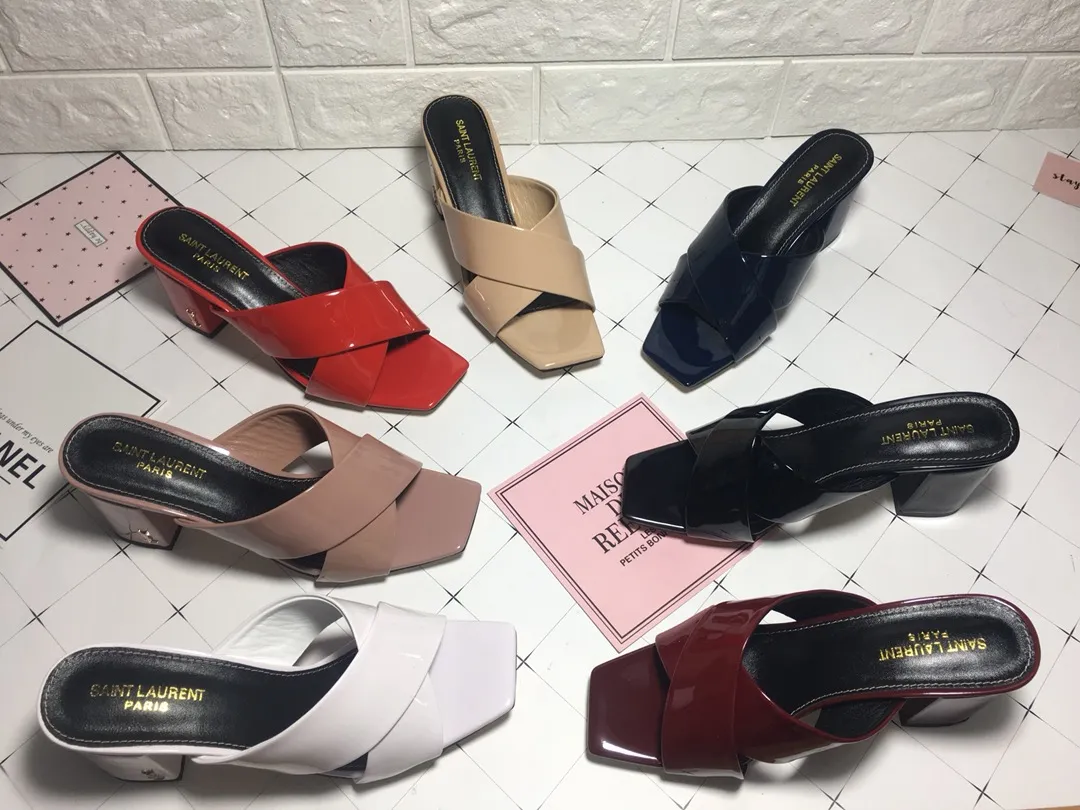 👟👟Ex-factory price 340👟👟 Genuine leather base +40 7CM heel cow patent leather series. 2018 Saint Laurent YSL’s strongest new cross-strap slippers are available in two heel heights. They are 7CM and 9CM respectively. The fabric is made of cowhide. The lining is made of first-layer sheepskin. Size: 34-41 (size 42 can be customized). It is very stable when walking and does not lose its heel.